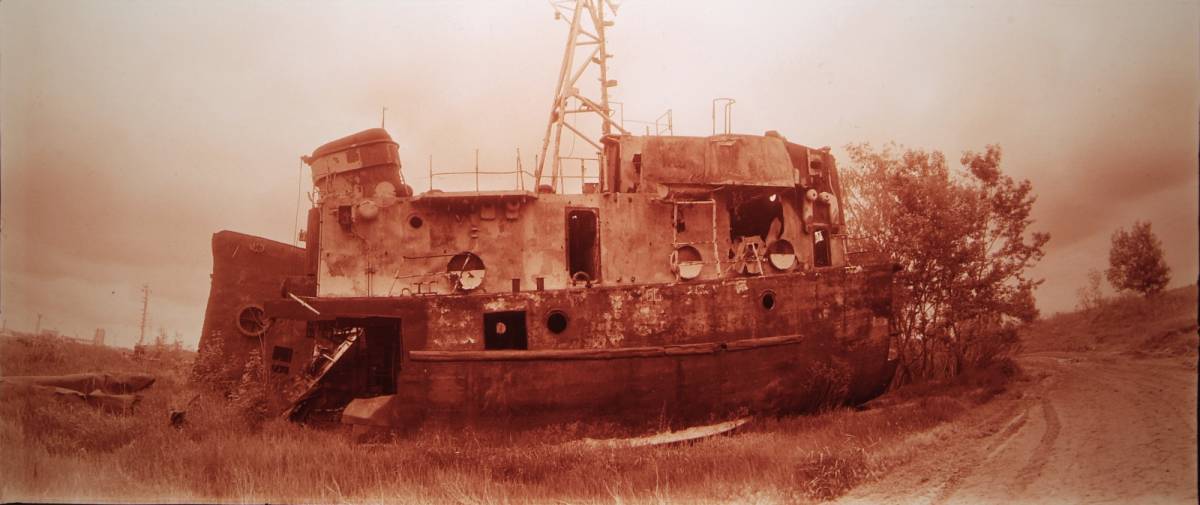 Intermezzo, No Privat series - boat, 2002, b/w print toned in pink,  14 x 33,5 cm.